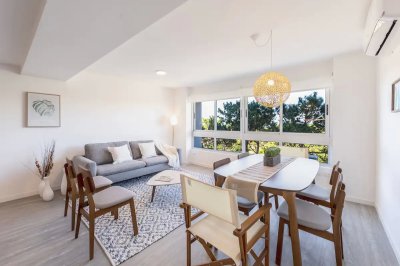 Precioso apartamento prácticamente a estrenar en Ocean Drive Country.
Muy Lindo Puesto, 2 dormitorios y 1 baño, cocina integrada y living comedor.
Súper luminoso, práctico y cómodo. Cuenta con aire acondicionado y 1 garaje en subsuelo.
El edificio cuenta con los más completos amenities y servicios, en una excelente ubicación cerca de todo!