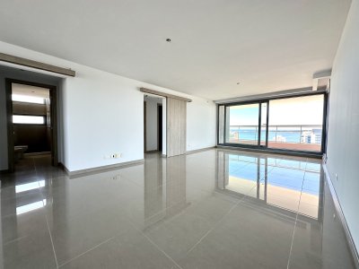 Espectacular apartamento en torre de categoría en Aidy Grill, a metros de playa brava y mansa, con los más completos amenities y servicios.
Magnifica unidad en piso alto con excelente vista hacia la mansa y la brava desde todos los ambientes, con una gran terraza.
201 metros cuadrados de planta, con un gran living comedor pasante y balcones hacia la brava y la mansa con las mejores vistas !!!
Cocina definida, baño social, 3 dormitorios en suite! 45 metros de terrazas hacia ambas playas! 
Llamanos y agendá tu visita!