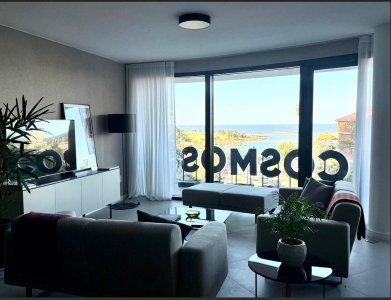 Apartamento de 2 dormitorios y 2 baños (1 de ellos en suite)
Cocina integrada de cómodas dimensiones, balcón.

En un complejo único que reúne apartamentos, locales y oficinas a 50mts de la playa del Puertito del Buceo.
Excelente calidad y las mejores terminaciones, pisos de porcelanato en ambientes principales, baños y cocinas, y pisos de ingeniería de madera en dormitorios.
Griferias Hans Grohe, espejos y mamparas de vidrio fijo en baños.

Las cocinas de todas las unidades se entregarán equipadas con anafe, heladera y freezer panelables, torre de cocción con horno y microondas empotrados, campana, lavavajillas panelables de 13 servicios. Los baños se entregarán con extractores.

Las unidades contarán con losa radiante eléctrica y equipos multi Split
con tecnología inverter marca SAMSUNG, con terminales en cada uno de los ambientes.

Amenitis de lujo en el último piso : Gimnasio con maquinas de ultima generación, Dos Grill Expirience, Saloón de eventos, Sala  Gourmet , Home Office con sala de reuniones, Wellness room ,Espacios a disfrutar a cielo abierto y Laundry en subsuelo.  

Gastos de Ocupación 6%
Garages USD 35.500.- No incluidos en precio de la unidad.
Entrega  Julio 2025.