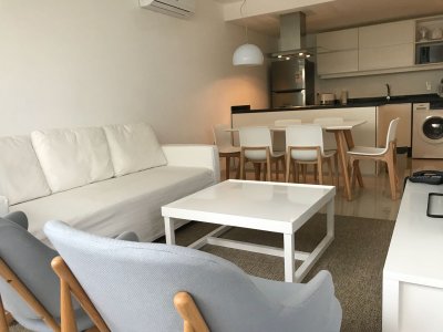 Apartamento en torre con todos los servicios a tan solo una cuadra de playa Brava por parada 7.
2 dormitorios, uno en suite. Son dos baños en total. Living comedor con cocina integrada.
Muy lindo puesto. Aires en todos los ambientes. 
El edificio cuenta con piscina abierta, gimnasio, sala de juego para chicos, vigilancia 24hs, servicio de playa. BINTANG propiedades.