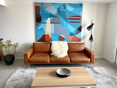 Venta de hermoso apartamento de 2 dormitorios, 2 baños en Carrasco Boating, para que vivas rodeado de paz y naturaleza, lejos del ruido y con la tranquilidad de los lagos a tu alrededor. Magníficas vistas al agua para que puedas relajarte y vivir como querés!
Amplio living y comedor, con ventanales de piso a techo que se integran con el entorno natural, cocina integrada, 2 dormitorios en suite + baño social, terraza lavadero, losa radiante sectorizada.
Lejos del ruido, cerca de todo.
Amenities : Piscina climatizada interna y externa, Playa privada con mulle propio, Salón gourmet, Barbacoas con vista al lago Calcagno, Gimnasio de ultima generación, Sauna, Vestuarios, Salón de eventos, Juegos para niños y zonas exteriores para realizar ejercicio al aire libre.

Unidades de 1, 2 y 3 dormitorios, Villas de 4 y 3 dormitorios, todo con las mejores vistas a los lagos de Carrasco.
Gastos de Ocupación 6 %.
Garage Simple  U$D  30.300.- No incluido en el precio de venta.
Fecha de entrega Marzo - Abril 2026.
Si es así como queres vivir, llamanos!!!
Fotos a modo de ejemplo del Showroom.