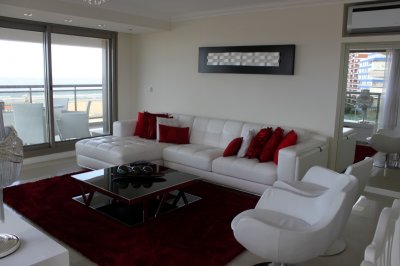 Espectacular apartamento esquinero en torre de categoría Imperiale, frente al mar a la entrada de la península.
Amplio living comedor con salida a muy cómoda terraza al frente con excepcional vista. 
Máster suite al frente también con acceso a la terraza, toilette de recepción, cocina definida con isla y  doble circulación, lavadero.
2 suites más con vistas a la piscina y amenities del edificio y dependencia de servicio o 4to dormitorio en suite ya que cuenta con doble circulación.
Aires acondicionados en todos los ambientes, amoblado y equipado a full. garaje doble.
BINTANG Propiedades.