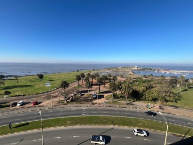 Excelente apartamento de 186m2 en primera línea sobre la rambla de Punta Carretas.
Ambientes de gran amplitud, finas terminaciones y una excelente vista despejada al mar.
Por la entrada principal se accede a  hall de distribución.
Living de grandes dimensiones, luminoso y salida a la terraza con fabulosa vista mar.
Toilette de recepción.
3 Dormitorios en total , dos de ellos en suite. Dormitorio principal con vestidor, baño en suite y ventanal de piso a techo con gran vista al mar.
Como playroom de gran tamaño, luminoso con entrada independiente.
Cocina definida. Dependencia de servicio competo. Lavadero.
Pisos de madera natural en excelente estado, aire acondicionado en el Living.
Doble ventana en aberturas, persianas motorizadas en living y dormitorios.
Calefacción por loza radiante. Cómodo garage para dos autos y Box .
El edificio cuenta con amenities: Solárium, Gimnasio, Barbacoa de uso común, Servicio de Portería 24 Horas.
BINTANG Propiedades


