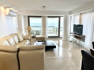 Espectacular apartamento esquinero en torre de categoría Imperiale, frente al mar a la entrada de la península.
Amplio living comedor con salida a muy cómoda terraza al frente con excepcional vista. 
Máster suite al frente también con acceso a la terraza, toilette de recepción, cocina definida con isla y  doble circulación, lavadero.
2 suites más con vistas a la piscina y amenities del edificio y dependencia de servicio o 4to dormitorio en suite ya que cuenta con doble circulación.
Aires acondicionados en todos los ambientes y ventilador de techo en dependencia de servicio, amoblado y equipado a full. garaje doble.
BINTANG Propiedades.