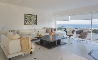 Apartamento en Alquiler, 6 Dormitorios, Brava, Punta del Este. 
Espectacular triplex Penthouse frente al Océano, a la altura de parada 32 de Playa Brava. 
3 grandes terrazas, todas con vista al mar,a la Barra y Península, hacen de esta propiedad soñada. 
Cuenta con 6 dormitorios en suite, 7 baños, living con hogar a leña, comedor diario y comedor principal, 2 cocinas bien equipadas, 1 de ellas en loft de planta baja. 
Barbacoa, Jacuzzi, doble cochera. Amenities de Primer Nivel.