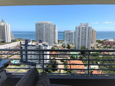Espectacular apartamento en piso alto a mts de playa mansa y Enjoy Conrad. con las mejores vistas panorámicas a la mansa y brava.!!
Amplio y apaisado living comedor con excepcional vista de 270 grados, con ventanales de piso a techo y salida a gran balcón con parrilla americana a gas.
Cocina definida con balcón de servicio, toilette de recepción, 3 dormitorios en suite con muy lindas vistas hacia la ciudad y playa brava.
Espectacularmente amoblado y equipado, todo a estrenar. Muebles y decoración hechos a medida por OCCIDENTE ESTUDIO, aires acondicionados multi split inverter, cortinas y blackoutss eléctricos en todos los ambientes, etc.
Los más completos amenities y servicios, gastos comunes razonables.
Garaje doble en subsuelo y box de guardado.
BINTANG Propiedades.
