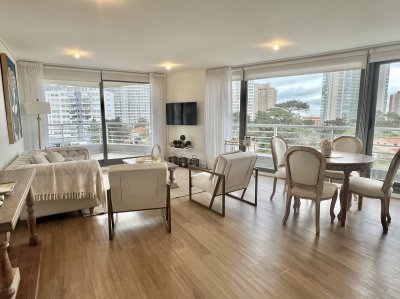 Precioso apartamento de 2 dormitorios en Alexander Boulevard!
A metros de Playa Mansa y con los más completos amenities y servicios.
La unidad cuenta con living comedor con cocina integrada, 2 dormitorios y 2 baños en suite, balcón al frente.
Garaje en subsuelo.
