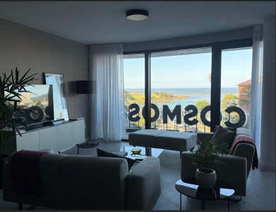 Apartamento de 2 dormitorios y 2 baños (1 de ellos en suite)
Cocina integrada de cómodas dimensiones, balcón.

En un complejo único que reúne apartamentos, locales y oficinas a 50mts de la playa del Puertito del Buceo.
Excelente calidad y las mejores terminaciones, pisos de porcelanato en ambientes principales, baños y cocinas, y pisos de ingeniería de madera en dormitorios.
Griferias Hans Grohe, espejos y mamparas de vidrio fijo en baños.

Las cocinas de todas las unidades se entregarán equipadas con anafe, heladera y freezer panelables, torre de cocción con horno y microondas empotrados, campana, lavavajillas panelables de 13 servicios. Los baños se entregarán con extractores.

Las unidades contarán con losa radiante eléctrica y equipos multi Split
con tecnología inverter marca SAMSUNG, con terminales en cada uno de los ambientes.

Amenitis de lujo en el último piso : Gimnasio con maquinas de ultima generación, Dos Grill Expirience, Saloón de eventos, Sala  Gourmet , Home Office con sala de reuniones, Wellness room ,Espacios a disfrutar a cielo abierto y Laundry en subsuelo.  


Forma de Pago:
10% seña
20% Compromiso compraventa
60% durante avance de obra
10% a la posesión

Gastos de Ocupación 6%
Garages USD 35.500.- No incluidos en precio de la unidad.
Entrega  Julio 2025.