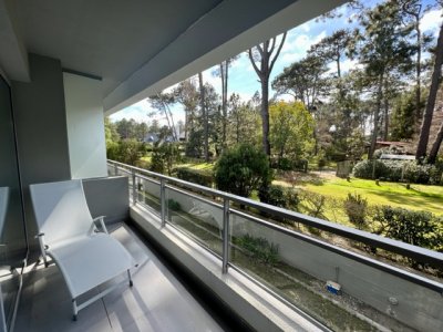 Luminoso apartamento en zona residencial. Rodeado de verde y tranquilidad. Ubicado en el barrio Rincon del Indio.
Cuenta con 2 dormitorios y 2 baños. Principal en suite.
Living-comedor con amplios ventanales a una de las terrazas.
Cocina definida, puerta ventana a la segunda terraza con parrillero propio.
Cochera y baulera.
Amenities: piscina, barbacoa de uso común, sauna, gimnasio, lavadero y playroom para niños.
Venta y alquiler de temporada.