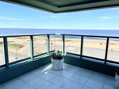 Apartamento semi piso en 1ra fila de playa brava con espectacular vista al mar!
Amplia planta con gran living comedor con acceso a la terraza.
Cocina definida de cómodas dimensiones con lavadero y desayunador.
3 dormitorios en suite, principal con balcón propio. Baño social y dependencia de servicio en suite.
Garaje doble en subsuelo.