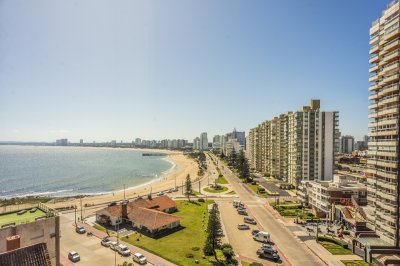 Edificio emblemático, Casino Miguez construido en 1974. Apartamento de 164m2 de espacios amplios, altura de los techos es de 3.3m generan mas espacialidad.
La unidad cuenta con la mejor vista al mar de la mansa, logrando disfrutar de los mejores atardeceres de Punta del Este y logrando una hermosa vista nocturna de la Península.. 
3 dormitorios y 3 baños mas toillete, dos de ellos en suite. El dormitorio principal cuenta con gran vestidor y balcón al mar. 
Living comedor de amplias dimensiones generando distintos ambientes. Doble circulación logrando privacidad. 
Moderna cocina semi-integrada. 
Una cochera fija. El edificio cuenta con servicio de mucama todo el año y portería. Se vende sin mobiliario. Apartamento acondicionado para movilidad limitada.
Casino Miguez se ubica en parada 1, la entada a la Península, próximo al puerto, a metros del mar, y rodeado de servicios. 

