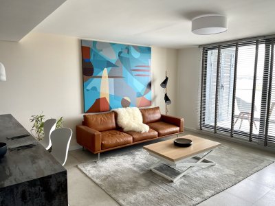 Venta de hermoso apartamento de 2 dormitorios, 2 baños en Carrasco Boating, para que vivas rodeado de paz y naturaleza, lejos del ruido y con la tranquilidad de los lagos a tu alrededor. Magníficas vistas al agua para que puedas relajarte y vivir como querés!
Amplio living y comedor, con ventanales de piso a techo que se integran con el entorno natural, cocina integrada, 2 dormitorios en suite + baño social, terraza lavadero, losa radiante sectorizada.
Lejos del ruido, cerca de todo.
Amenities : Piscina climatizada interna y externa, Playa privada con mulle propio, Salón gourmet, Barbacoas con vista al lago Calcagno, Gimnasio de ultima generación, Sauna, Vestuarios, Salón de eventos, Juegos para niños y zonas exteriores para realizar ejercicio al aire libre.

Unidades de 1, 2 y 3 dormitorios, Villas de 4 y 3 dormitorios, todo con las mejores vistas a los lagos de Carrasco.
Gastos de Ocupación 6 %.
Garage Simple  U$D  30.300.- No incluido en el precio de venta.
Fecha de entrega Mayo 2026.
Si es así como queres vivir, llamanos!!!
Las fotos son a modo de referencia de una unidad modelo.