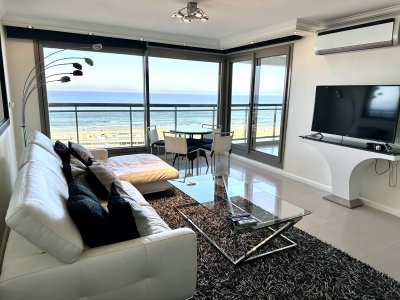 Muy lindo apartamento frente al mar en la pda 1 de playa brava, con excelente vista al mar y a pasos del centro de Punta del Este.
Living comedor al frente con vista y salida a la terraza, máster suite, también al frente y con acceso a la terraza, toilette de recepción, cocina definida con office y lavadero, 2da suite con vista a la mansa y los amenities; y dependencia de servicio o 3er dormitorio también en suite con doble circulación. garaje.
BINTANG Propiedades.