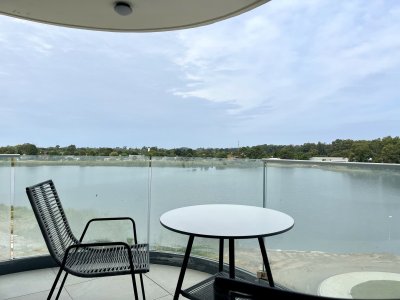 Venta  de hermoso apartamento de 2 dormitorios 3 baños en Carrasco Boating, para que vivas rodeado de paz y naturaleza, lejos del ruido y con la tranquilidad de los lagos a tu alrededor. Magníficas vistas al agua para que puedas relajarte y vivir como querés!
Amplio living y comedor, con ventanales de piso a techo que se integran con el entorno natural, cocina integrada, 2 dormitorios y 3 baños, uno de ellos en suite, losa radiante sectorizada.
Lejos del ruido, cerca de todo.
Amenities : Piscina climatizada interna y externa, Playa privada con mulle propio, Salón gourmet, Barbacoas con vista al lago Calcagno, Gimnasio de ultima generación, Sauna, Vestuarios, Salón de eventos, Juegos para niños y zonas exteriores para realizar ejercicio al aire libre. 

Unidades de 1, 2 y 3 dormitorios, Villas de 4 y 3 dormitorios, todo con las mejores vistas a el lago Calcagno.
Gastos de Ocupación 6 %.
Garage Simple  U$D  30.300.- No incluido en el precio de venta.
Fecha de entrega Marzo - Abril 2026.
Si es así como queres vivir, llamanos!!!
Fotos amodo de ejemplo del Showroom.