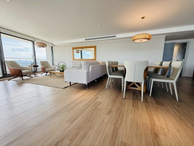 Espectacular Apartamento a estrenar en playa mansa a 2 cuadras del mar! 200 m2 totales.
Piso alto, living comedor apaisado con preciosa vista panorámica y acceso a terraza de gran tamaño con vista despejada.
3 Dormitorios en suite, toilette de recepción, cocina definida y dependencia de servicio.
Garaje doble. Los más completos amenities y servicios.

