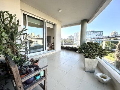 Espectacular planta esquinera de 194m2 totales a 3 cuadras de la brava en Aidy Grill cerca de todo!
Amplio y super luminoso, con la mejor orientación para vivir todo el año!
Living comedor con estufa a leña de alto rendimiento, gran terraza con parrillero propio y vista parcial al mar!
3 dormitorios y 2 baños, principal en suite con salida al balcón y baño compartimentado, 2 dormitorios con vista hacia la piscina del edificio.
Cocina definida, lavadero, terraza lavadero, toilette de recepción, garaje en subsuelo.
Aires acondicionados, gastos comunes bajos!