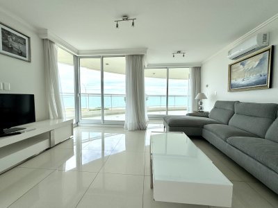 La mejor vista de la mansa, isla Gorrity y toda la Península desde el amplio living comedor, y la terraza con parrilla propia.
Muy cómoda planta de 3 dormitorios en suite (el principal al frente con salida a la terraza y vista al mar) Toilette de recepción, cocina definida con terraza lavadero, 2 suites con vista a los amenities del complejo, dependencia de servicio en dormi en PB de 15m2 , garajes en subsuelo. Gastos comunes bajos y los mejores servicios! 

FINANCIA!!!! entrega USD 360.000 y el saldo en cuotas!!!!!


