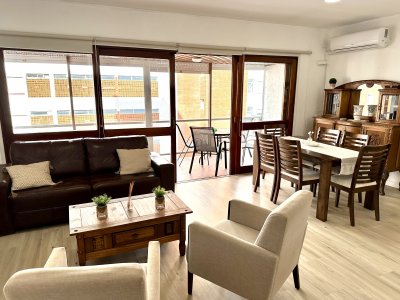 Muy lindo apartamento a metros de playa brava y centro comercial de la pda 2 y península de Punta del Este.
Amplio living y comedor con acceso a cómodo balcón, cocina definida de buen tamaño, 3 dormitorios y 2 baños.
Aires acondicionados en living y dormitorios.
La unidad NO cuenta con Garaje en caso de venta, si en alquiler y que tiene un garaje arrendado.