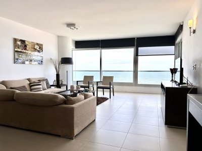 Espectacular apartamento en 1ra fila de playa brava a la altura de pda 9 Y 12
Amplio Living comedor con ventanales de piso a techo y acceso a lindo balcón, todo con increible vista.
Master suite también con vista y acceso al balcón, 2da suite con vista a la mansa y los amenities, toilette de recepción.
Cocina definida con desayunador, dependencia de servicio en suite y lavadero. Garaje para un auto.
