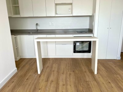 Apartamento de 2 dormitorios y 1 baño, capacidad para 4 personas.
Cocina integrada, living comedor, balcón. Total 67m2.
Unidad orientada al Este, muy luminoso.
Torre con completos amenities: jardines parquizados, gimnasio, sala de lectura, playroom, barbacoa, lavadero de autos,  mucho más. La seguridad está garantizada con vigilancia y sereno, brindándote tranquilidad en todo momento. BINTANG PROPIEDADES
