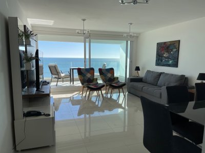 Hermoso Penthouse dúplex en 1ra fila de playa mansa con excepcionales vistas!!!
Desarrollado en 2 plantas, cuenta en planta principal, con living comedor apaisado con acceso al balcón y espectacular vista al mar.
2 dormitorios en suite, principal al frente, el 2do con vista a la piscina del edificio y jardines.
Cocina definida, toilette de recepción, y dependencia de servicio con baño en suite.
En planta superior estar con baño que puede usarse como dormitorio, gran terraza abierta con parrilla propia y la mejor vista de punta del este!
Los más completos amenities y gastos comunes bajos!