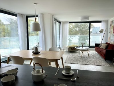 Venta de hermoso apartamento de 2 dormitorios, 2 baños en Carrasco Boating, para que vivas rodeado de paz y naturaleza, lejos del ruido y con la tranquilidad de los lagos a tu alrededor. Magníficas vistas al agua para que puedas relajarte y vivir como querés!
Amplio living y comedor, con ventanales de piso a techo que se integran con el entorno natural, cocina integrada, 2 dormitorios en suite + baño social, terraza lavadero, losa radiante sectorizada.
Lejos del ruido, cerca de todo.
Amenities : Piscina climatizada interna y externa, Playa privada con mulle propio, Salón gourmet, Barbacoas con vista al lago Calcagno, Gimnasio de ultima generación, Sauna, Vestuarios, Salón de eventos, Juegos para niños y zonas exteriores para realizar ejercicio al aire libre.

Unidades de 1, 2 y 3 dormitorios, Villas de 4 y 3 dormitorios, todo con las mejores vistas a los lagos de Carrasco.
Gastos de Ocupación 6 %.
Garage Simple  U$D  30.300.- No incluido en el precio de venta.
Fecha de entrega Marzo - Abril 2026.
Si es así como queres vivir, llamanos!!!
Fotos a modo de ejemplo del Showroom.