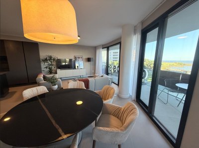Espectacular unidad de 168m2 totales.
Cuenta con amplio living comedor con cocina integrada de cómodas dimensiones.
3 dormitorios y 2 baños, principal en suite, baño social, todos los ambientes con salida a amplio balcón con hermosas vistas!

En un complejo único que reúne apartamentos, locales y oficinas a 50mts de la playa del Puertito del Buceo.
Excelente calidad y las mejores terminaciones, pisos de porcelanato en ambientes principales, baños y cocinas, y pisos de ingeniería de madera en dormitorios.
Griferias Hans Grohe, espejos y mamparas de vidrio fijo en baños.

Las cocinas de todas las unidades se entregarán equipadas con anafe, heladera y freezer panelables, torre de cocción con horno y microondas empotrados, campana, lavavajillas panelables de 13 servicios. Los baños se entregarán con extractores.

Las unidades contarán con losa radiante eléctrica y equipos multi Split
con tecnología inverter marca SAMSUNG, con terminales en cada uno de los ambientes.

Amenities de lujo en el último piso : Gimnasio con maquinas de ultima generación, Dos Grill Expirience, Saloón de eventos, Sala  Gourmet , Home Office con sala de reuniones, Wellness room ,Espacios a disfrutar a cielo abierto y Laundry en subsuelo.  

Forma de Pago:
10% seña
20% Compromiso compraventa
60% durante avance de obra
10% a la posesión

Gastos de Ocupación 6%
Garajes USD 35.000.-  No incluido en el precio de la Unidad.
Entrega Julio 2025.