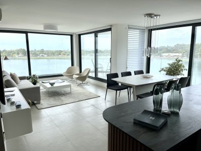 Venta  de hermoso apartamento de 2 dormitorios 3 baños en Carrasco Boating, para que vivas rodeado de paz y naturaleza, lejos del ruido y con la tranquilidad de los lagos a tu alrededor. Magníficas vistas al agua para que puedas relajarte y vivir como querés!
Amplio living y comedor, con ventanales de piso a techo que se integran con el entorno natural, cocina integrada, 2 dormitorios y 3 baños, uno de ellos en suite, losa radiante sectorizada.
Lejos del ruido, cerca de todo.
Amenities : Piscina climatizada interna y externa, Playa privada con mulle propio, Salón gourmet, Barbacoas con vista al lago Calcagno, Gimnasio de ultima generación, Sauna, Vestuarios, Salón de eventos, Juegos para niños y zonas exteriores para realizar ejercicio al aire libre.

Unidades de 1, 2 y 3 dormitorios, Villas de 4 y 3 dormitorios, todo con las mejores vistas a el lago Calcagno.
Gastos de Ocupación 6 %.
Garage Simple  U$D  30.300.- No incluido en el precio de venta.
Fecha de entrega Marzo - Abril 2026.
Si es así como queres vivir, llamanos!!!
Fotos a modo de ejemplo del Showroom.