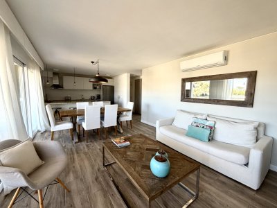 Ubicado a solo 300 metros del mar, este moderno apartamento en Rincón del Indio ofrece una experiencia de vida inigualable en una de las zonas más tranquilas y deseadas de Punta del Este. Con una superficie total de 281 m², la unidad cuenta con dos dormitorios, cada uno con su propio baño en suite, ideal para disfrutar de la privacidad y el confort que buscan tanto familias como grupos de amigos. El balcón con parrillero propio se integra perfectamente con el comedor y la cocina, y si esto no te alcanza, en planta superior una magnifica azotea con otra parrilla y baño.

El diseño de espacios abiertos integra la cocina, el living y el comedor, creando un ambiente acogedor y funcional. Equipado con electrodomésticos de última generación, como cocina eléctrica, heladera con freezer y lavavajillas, este apartamento está preparado para satisfacer todas sus necesidades. Además, cuenta con comodidades como aire acondicionado, WiFi, y un lava-secador de ropa, asegurando una estancia placentera y sin preocupaciones.

Los residentes también podrán disfrutar de servicios adicionales, como mucamas y servicio de playa, así como de las instalaciones de esparcimiento que incluyen piscina interior y exterior, sauna y áreas comunes. Este apartamento no solo es un excelente lugar para vacacionar, sino también una opción atractiva para quienes buscan establecerse en un entorno natural y sereno, a pasos del océano. 
