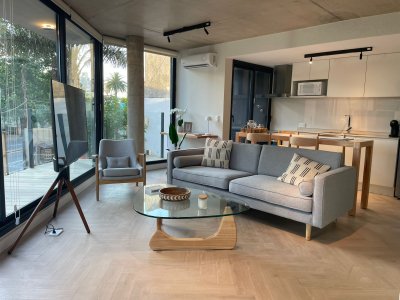 Tu Refugio en el Corazón de Prado, Modernidad y Comodidad en un Solo Lugar.

Venta de apartamento en el Edificio City Prado.  
Ubicado en el  barrio de Prado, sobre la calle Agraciada, Montevideo.

Se destaca por su terraza al frente con vista despejada , piso con  deck de madera con parrillero propio dando una amplitud adicional. 
Cuenta con una superficie total de 62 m², esta unidad es perfecta para quienes buscan un espacio funcional y acogedor, ideal para disfrutar de la vida urbana sin renunciar a la tranquilidad.

Al ingresar, te recibirán un luminoso living comedor con pisos de madera.
1 Dormitorio , con placar , aberturas de aluminio con doble vidrio hermético y cortinas motorizadas.
Cocina integrada con muebles sobre y bajo mesada , diseñados para maximizar el espacio y la comodidad. Se entrega con anafe, horno y campana eléctrica.
Terraza lavadero.
1 Baño.
Pre- instalación de aire acondicionado.
Portero eléctrico con cámara y control de acceso.  
Cada rincón ha sido pensado para ofrecerte un ambiente cálido y moderno.

Este edificio cuenta con amenities : 
- Sala de  Cowork.
- Parrillero techado. 
- Terraza panorámica.
- Loundry.
 
Todo lo que necesitas para vivir con comodidad y seguridad.

El  Edificio cuenta con garages, no incluidos en el precio de venta.
El Proyecto finaliza en Diciembre 2025.
Gastos de ocupación del 4 %. 

BINTANG Propiedades.