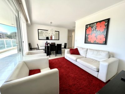 Precioso apartamento tipo casa, en Casino Tower con todos los amenities y servicios.
Muy luminoso, cuenta con una terraza inmensa que rodea toda la unidad por lo que todos los ventanales son de piso a techo, lo que lo hace súper cómodo.
3 dormitorios y 2 baños completos, 1 de ellos en suite, toilette de recepción, cocina definida con lavadero, living comedor y parrillero propio en la terraza.
Sentite como en una casa con la seguridad y los amenities de un edificio de 1er nivel.
Garaje en subsuelo, aires acondicionados y losa radiante en los baños.