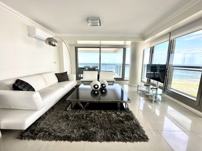 Espectacular apartamento esquinero en torre de categoría Imperiale, frente al mar a la entrada de la península.
Amplio living comedor con salida a muy cómoda terraza al frente con excepcional vista. 
Máster suite al frente también con acceso a la terraza, toilette de recepción, cocina definida con isla y  doble circulación, lavadero.
2 suites más con vistas a la piscina y amenities del edificio y dependencia de servicio o 4to dormitorio en suite ya que cuenta con doble circulación.
Aires acondicionados e todos los ambientes, blackouts con guías en todos los dorm, amoblado y equipado a full. garaje doble.
BINTANG Propiedades.