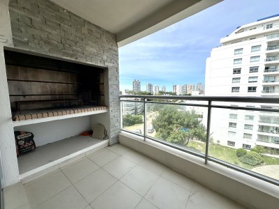 Espectacular planta esquinera de 194m2 totales a 3 cuadras de la brava en Aidy Grill cerca de todo!
Amplio y super luminoso, con la mejor orientación para vivir todo el año!
Living comedor, gran terraza con parrillero propio y vista parcial al mar!
3 dormitorios y 2 baños, principal en suite con salida al balcón y baño compartimentado, 2 dormitorios con vista hacia la piscina del edificio.
Cocina definida, lavadero, terraza lavadero, toilette de recepción, garaje en subsuelo.