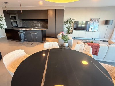 Espectacular unidad de 124 m2 totales.
Cuenta con amplio living comedor con cocina integrada de cómodas dimensiones.
3 dormitorios y 2 baños, principal en suite, baño social, todos los ambientes con salida a amplio balcón con hermosas vistas!

En un complejo único que reúne apartamentos, locales y oficinas a 50mts de la playa del Puertito del Buceo.
Excelente calidad y las mejores terminaciones, pisos de porcelanato en ambientes principales, baños y cocinas, y pisos de ingeniería de madera en dormitorios.
Griferias Hans Grohe, espejos y mamparas de vidrio fijo en baños.

Las cocinas de todas las unidades se entregarán equipadas con anafe, heladera y freezer panelables, torre de cocción con horno y microondas empotrados, campana, lavavajillas panelables de 13 servicios. Los baños se entregarán con extractores.

Las unidades contarán con losa radiante eléctrica y equipos multi Split
con tecnología inverter marca SAMSUNG, con terminales en cada uno de los ambientes.

Amenities de lujo en el último piso : Gimnasio con maquinas de ultima generación, Dos Grill Expirience, Saloón de eventos, Sala  Gourmet , Home Office con sala de reuniones, Wellness room ,Espacios a disfrutar a cielo abierto y Laundry en subsuelo.  

Forma de Pago:
10% seña
20% Compromiso compraventa
60% durante avance de obra
10% a la posesión

Gastos de Ocupación 6%
Garajes USD 35.000.-  No incluido en el precio de la Unidad.
Entrega Julio 2025.
