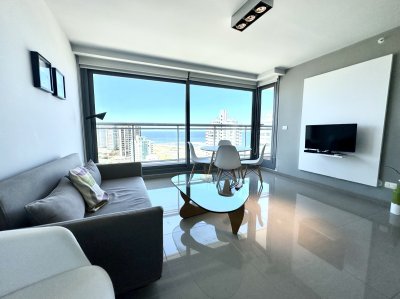 Espectacular apartamento en torre de categoría en Aidy Grill, a metros de playa brava y mansa, con los más completos amenities y servicios.
Living comedor con salida al balcón y vista al mar, baño social, cocina americana con barra.
Dormitorio con baño en suite y walk in closet.
Llamanos y agendá tu visita!