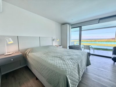 Espectacular apartamento frente al mar en Las Grutas!!!
Divino Loft con terraza de 22m2 con piscina climatizada propia en la unidad. 
Cocina integrada y baño completo.
La mejor vista hacia Punta del Este y el mar! Aire Acondicionado.
BINTANG PROPIEDADES