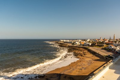 Apartamento triplex. Unico!! Fabulosas vistas al mar y al casco de Punta del Este.
Se encuentra sobre el mar de la Brava, todos los ambientes con amplios ventanales.  
Primer nivel: Living comedor con salida a una amplia terraza al mar.Cocina definida con terraza lavadero. Toilette. Primer dormitorio en suite.
Segundo nivel: Segundo dormitorio en suite con vestidor.
Master suite de amplias dimensiones, sobre el mar. Baño compartimentado, ducha y jacuzzi con vista al mar. Vestidor.
Tercer nivel: Terraza privada con parrillero y jacuzzi de uso exclusivo.
Las hermosas vistas tanto diurnas como nocturnas y su proximidad al mar lo hacen único.
Todos los niveles se comunican desde el interior del apartamento. Garaje doble. Baulera.
Edificio con servicio de mucama todo el año, servicio de playa en verano, gimnasio, sauna, sala de masajes, piscina climatizada in-out. BINTANG Propiedades.
   