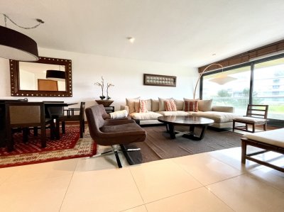 Excelente unidad dúplex en 1ra fila de playa brava, frente al mar.
En planta principal, cuenta con amplio living comedor con acceso al balcón, toilette de recepción, 3 dormitorios en suite, cocina definida y dependencia de servicio en suite.
En planta baja, a la cual se accede descendiendo por escalera en el living, encontramos un gran playroom con salida a precioso jardin parquizado y parrilla propia.
Garaje en subsuelo
