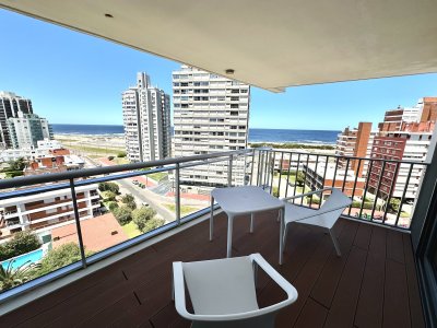 Espectacular apartamento en torre de categoría en Aidy Grill, a metros de playa brava y mansa, con los más completos amenities y servicios.
Amplio living comedor con salida al balcón y vista al mar, baño social, cocina definida con lavadero.
2 dormitorios en suite, el principal con salida al balcón.
Llamanos y agendá tu visita!