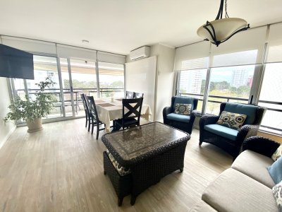 La unidad cuenta con living comedor esquinero con importantes ventanales y acceso a terraza.
Muy Linda vista despejada.
3 dormitorios con placares, dos baños completos (uno de ellos en suite).
Cocina definida con doble mesada, muy buena capacidad de almacenamiento, terraza lavadero con conexión para lavarropas.
Losa radiante sectorizada.
2 Garages en subsuelo.
Edificio: recepción, vigilancia 24 horas, ascensores, lavadero, piscina abierta y cerrada, gimnasio, barbacoa con parrillero, sala de juegos, juegos infantiles, cancha multiuso (tenis-futbol), wifi, jardín, estacionamiento abierto para visitas.