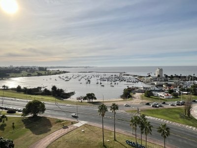 Excelente planta de 130m2 internos en el edificio Panamericano.
Apartamento pasante, con doble vista a la bahia de Montevideo.
3 dormitorios en total. Reciclado hace unos años cocina y baños. 
Por la puerta principal se accede al hall de distribución de generosas dimensiones.
Living comedor amplio de aprox. 50m2, pasante con doble orientación, ventanales de piso a techo con fabulosas vistas al Puertito del Buceo y playa Pocitos.
Baño de visitas.
Cocina con desayunador, amplia, con ventanal a la playa de Pocitos. Con entrada independiente.
Dos dormitorios con ventanales de piso a techo, ambos con vista al puertito que comparten un baño reciclado.
El tercer dormitorio tiene doble circulación y es en suite, vista a playa Pocitos.
Pisos de madera en excelente estado, aires acondicionados en todos los ambientes..
Calefacción por losa radiante y agua caliente central incluidas en los gastos comunes.
Muy cómodo garage para un auto en el subsuelo. Box
El edificio cuenta con un amplio estacionamiento vigilado que permite dejar un segundo auto y se utiliza también como estacionamiento de cortesía.
Amenities del edificio: portería y vigilancia con cámaras de seguridad durante las 24 horas.
Ascensor principal y de servicio, amplios jardines, juegos para niños, cancha de futbol, sala de aparatos, mesa de pool y salón de usos múltiples.
BINTANG Propiedades

