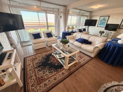 Amplio y súper luminoso apartamento en Torre Marfil sobre Roosevelt, parada 14.
2 dormitorios y 2 baños completos con luz natural. El dormitorios principal en suite.
Living-comedor de generosas dimensiones. Balcón cerrado.
Cocina definida con desayunador. Terraza de servicio. Garage.
La Torre cuenta con: seguridad 24hs, Gimnasio, Sala de usos múltiples, Parrillero, Espacios exteriores con juegos para niños.
BINTANG Propiedades.