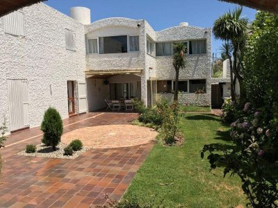 Casa en zona Faro de Punta del Este, La Península.
Desarrollada en dos plantas.
Gran hall de distribución,  Living-comedor al jardín y a la galería. Cocina- comedor.
3 dormitorios al jardín, 2 baños en total. Dormitorio principal en suite. 
Dependencia de servicio, garaje. 
Construida por el Arquitecto Petit de la Villon en el año 1978. BINTANG propiedades