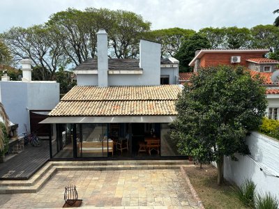 Venta de casa en Carrasco.

Descubre esta encantadora casa en el corazón de Carrasco, Montevideo, un lugar donde la elegancia se encuentra con la funcionalidad. 
Con un generoso terreno de 510 m² y 241 m² construidos.

Sólida casa de ladrillo bolseado con techo de tejas, distribuida en dos plantas, con excelente integración entre espacios interiores y exteriores. 

En planta baja: 
Hall de entrada, estar separado, amplio living comedor con estufa a leña y salida a pérgola con deck y parrillero. 
Dormitorio con placares. 
1 Baño con bañera.
Toilette  
Cocina definida con salida al jardín. 

En planta alta: 
Hall de distribución con escritorio, 
Playroom.
Tres dormitorios (dos con placares) 
1 Baño completo.

Gran Jardín con piscina y barbacoa cerrada con estufa a leña y parrillero.

Estacionamiento para tres autos.

BINTANG Propiedades.



