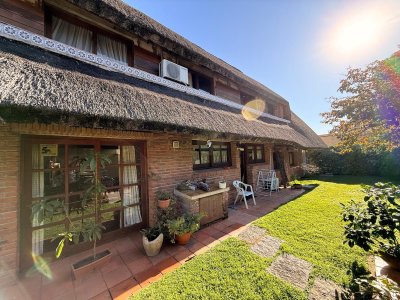 Casa en Pinares de 200 m² construidos en terreno de 648 m², excelente estado.
PLANTA BAJA: cuenta con un living en desnivel y estufa a leña, comedor y una amplia cocina con comedor diario.
Un dormitorio y un baño completo.
PLANTA ALTA: se encuentra un escritorio o sala de estar que balconea al living, tres dormitorios y un baño.
SUBSUELO: garage cerrado para dos autos, dependencia de servicio con baño y espacio de lavadero.
En el exterior, un quincho abierto con parrillero, terraza al frente.
La casa está requinchada este año, con buenos pisos, terminaciones en madera y ladrillo.
BINTANG Propiedades.