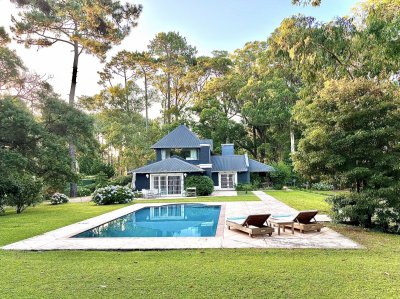 Magnífica propiedad con 400 mts cuadrados construidos en un terreno de 4.500 mts rodeada de bosque en Parque Burnett.
La misma está desarrollada en 2 plantas, cuenta en pb con un gran living comedor con estufa a leña, cocina definida, toilette, dependencia de servicio con baño, lavadero y gran barbacoa cerrada anexada a la casa. 
2 dormitorios que comparten un baño en semi suite. 
En planta Alta 2 dormitorios en Suite de muy amplias dimensiones.
Piscina de 10x5 mts.