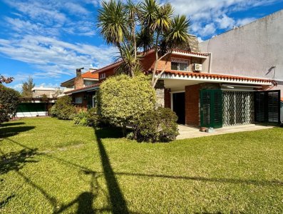 Espectacular casa esquina ubicada en Coimbra y Gral. Paz. 
250 m2 edificados y 550 m2 de terreno. Reciclada. 
Living al frente con estufa a leña y salida al jardín al frente.  Comedor amplio con salida al patio.
Cocina definida con doble mesada y muy buena luz. Estar con estufa a leña con salida al patio. 
Tres dormitorios en suite con placares, uno de ellos en planta alta de gran tamaño. 
Muy lindo patio con parrillero y horno de leña.
Garage cerrado para un auto y cochera techada para otro auto.
Calefacción y agua caliente central a gas. 
Aberturas DVH, riego automatizado y cámaras de vigilancia.