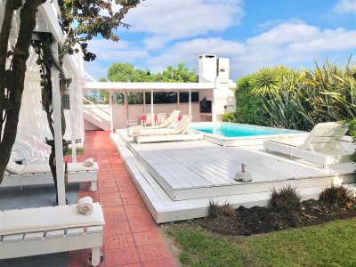 Hermosa casa en la Barra, de la Ruta al Mar, a 1 cuadra de la Posta del Cangrejo.
450m2 de terreno, 200m2 construidos, 150m2 de pérgolas, decks y piscina.
Desarrollada en 2 plantas, cuenta con vista al mar desde planta alta, donde se encuentra la Master suite con terraza.
3 dormitorios en suite en PB, uno de ellos puede ser utilizado como dependencia de servicio ya que se encuentra al lado de la cocina definida con office.
Living y comedor con capacidad para 12 personas, piscina con deck, parrillero techado.
Alarma, Cámaras, portón eléctrico, wifi, DirecTV.