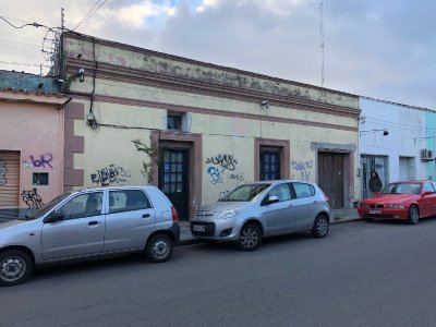 Sobre 18 de Julio pleno centro de Maldonado. Zona apta para construcción de 4 pisos. 
Ideal Local comercial. Casa con 581m2 de terreno y frente de 12m.
