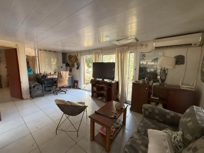 Casa construida en container, y ampliación en madera y steelframing.
Excelente ubicación!
Living comedor cómodo, 2 dormitorios amplios, 2 baños completos. 
Terreno de 405m2 y construidos aprox 100m2 en planta baja.
En el nivel superior construcción precaria en madera, la cual cuenta con 1 mono ambiente independiente y sin terminar un apartamento de 1 dormitorio.
